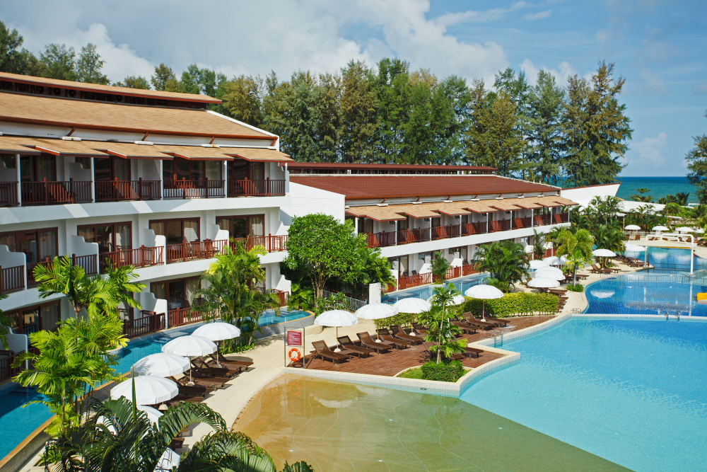 Resort tropical con amplias piscinas y vistas al mar