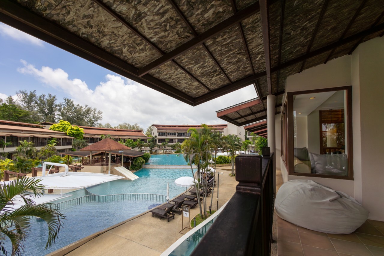 Vista de la piscina del resort desde la terraza privada de una suite