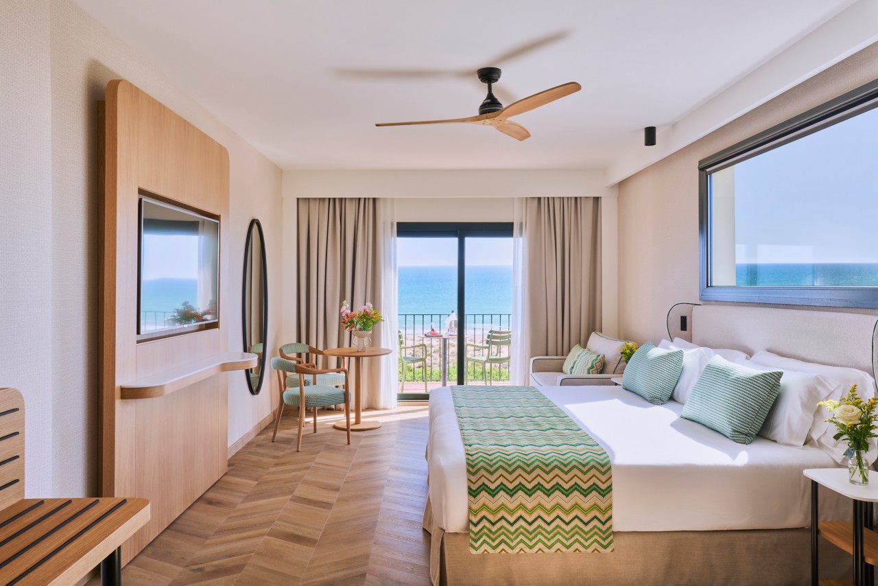 Habitación de hotel con vistas al mar y terraza privada