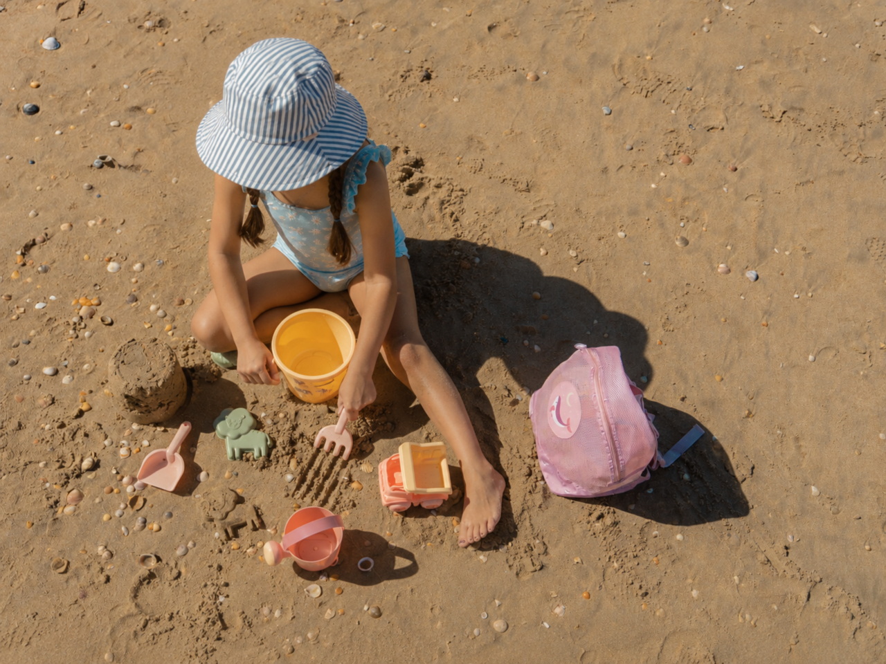 Fotos de niña jugando con juguetes de playa Tutete