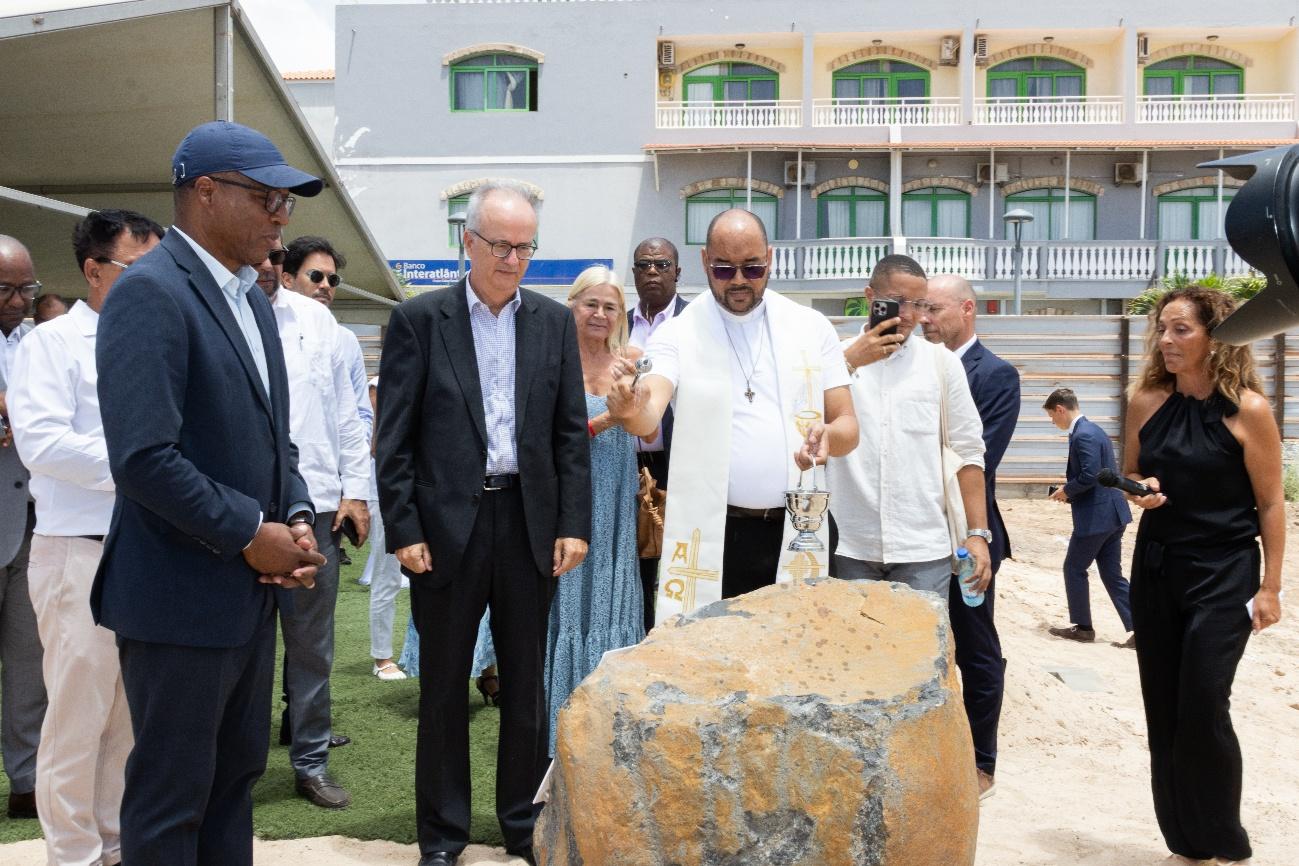 Imagen de la primera piedra del próximo hotel en isla de Sal